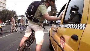 VIDEO Un taximetrist din Capitala a fost batut de un biciclist! Vezi aici de la ce a pornit conflictul si cum s-a terminat totul