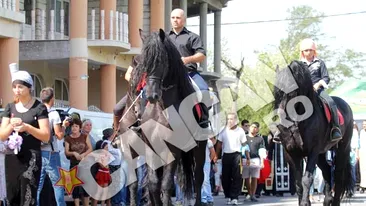 Inmormantare de milioane pentru Dan Finutu si sotia acestuia. S-au calcat in picioare pentru banii aruncati in intersectii