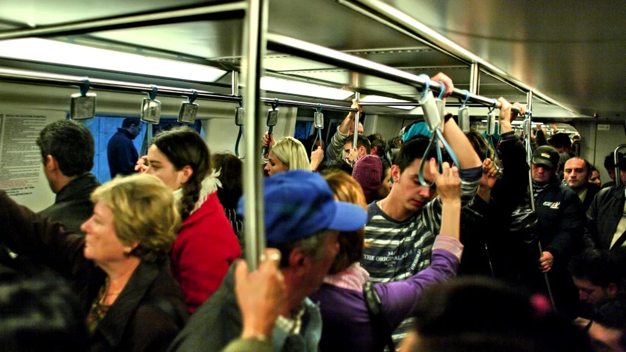 Bucurestenii s-au frecat la ochi cand l-au vazut! Un faimos MILIONAR de la noi, fotografiat in... METROU!