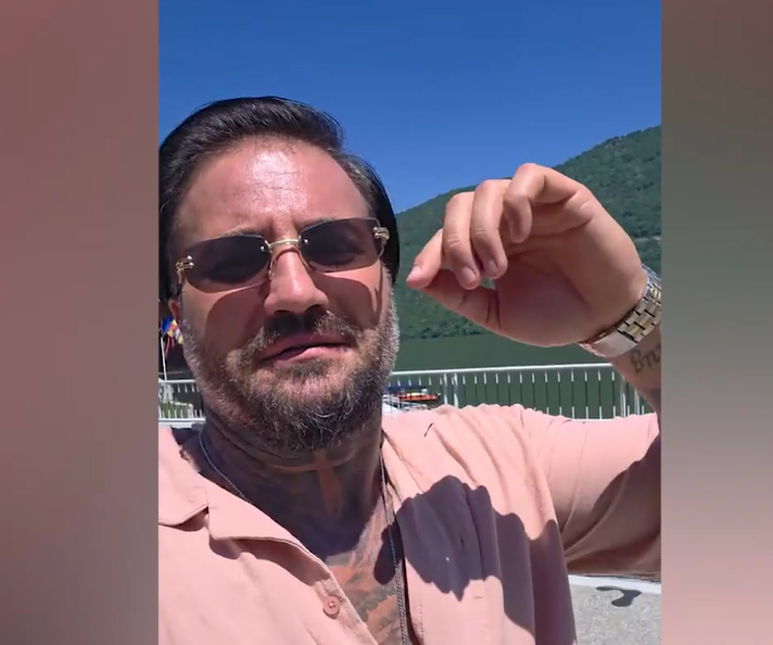 Marcel de la Insula iubirii, gafă de zile mari! Unde a crezut că este când s-a filmat lângă statuia lui Decebal/ sursă foto: captură video TikTok