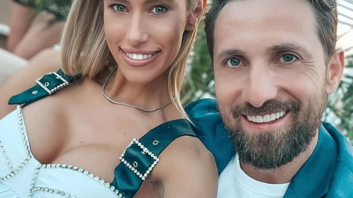 Dani Oțil a dezvăluit motivul pentru care nu-și sărbătorește soția de ziua ei de nume. Gabriela Prisăcariu a aflat și ea de la TV