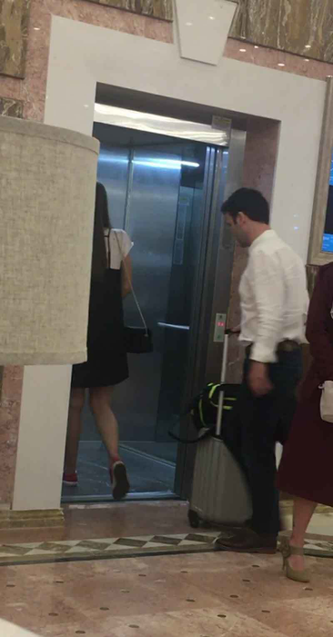 Robert Negoiţă şi Andreea intră în lift