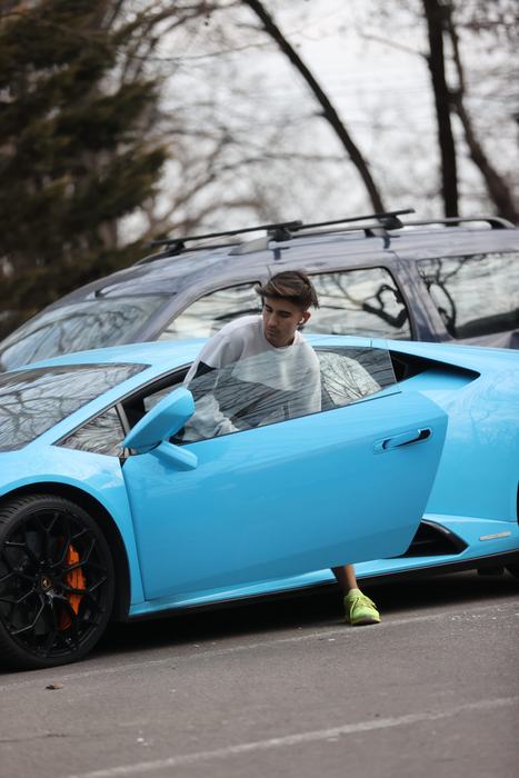 Sebastian Dobrincu urcă în Lamborghini-ul Huracan de 350.000 de euro (Foto: CANCAN.RO)
