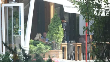 Filajul Elenei Udrea! Cum a fost supravegheata fosta diva de la Cotroceni la restaurant. Udrea a sesizat buchetul high-tech!