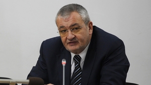 Sebastian Vladescu, fostul ministru de finante, prefera discutiile, in mers, pe plaja!