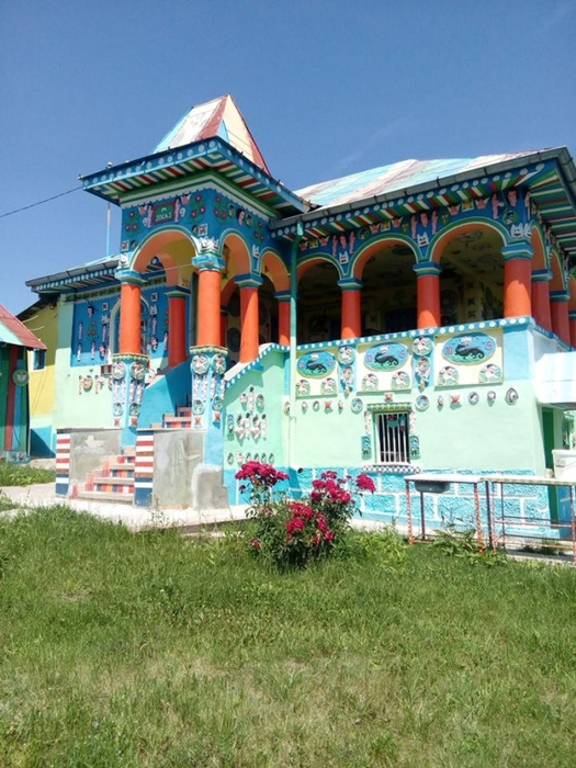 Casa dintr-o comună vâlceană, ce pare de turtă dulce! Care este motivul pentru care arată în acest fel
