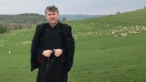 Cristian Pomohaci a fost despopit, dar nu a renunţat la haina preoţească! Imaginile date publicităţii chiar de el după ce a fost dat afară din Biserică