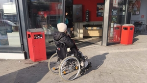 Au vindecat-o polițiștii pe loc. Falsa cerșetoare care locuia într-un hotel de lux și circula doar cu Uber-ul