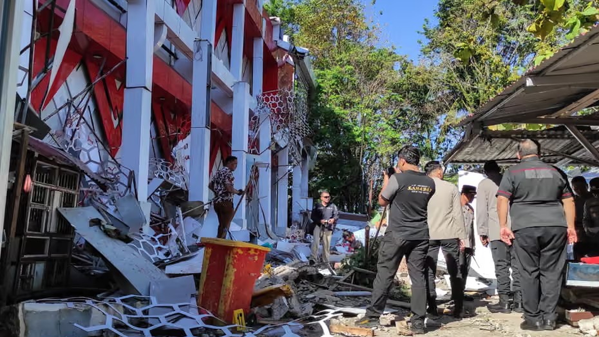 Cutremur de 7,4 grade Richter în Indonezia! Oamenii au intrat în panică totală