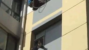VIDEO Cel mai tare salvator din lume! Omul asta a reusit imposibilul! Ce i-a facut unui tata disperat care vroia sa se sinucida si sa isi ucida si copilul a uimit intreaga lume!