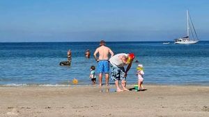 Detaliul terifiant observat în această fotografie de la mare, făcută de o femeie soțului și fiicei ei, pe plajă