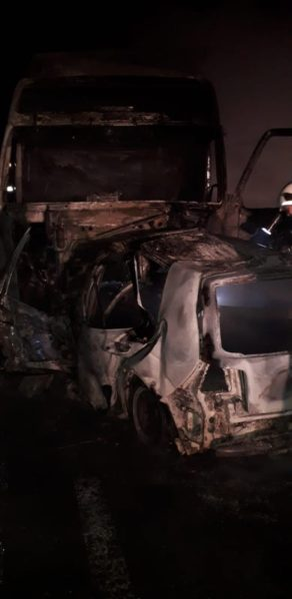 Accident teribil! Un automobil și un tir s-au ciocnit și au luat foc. Un șofer a murit