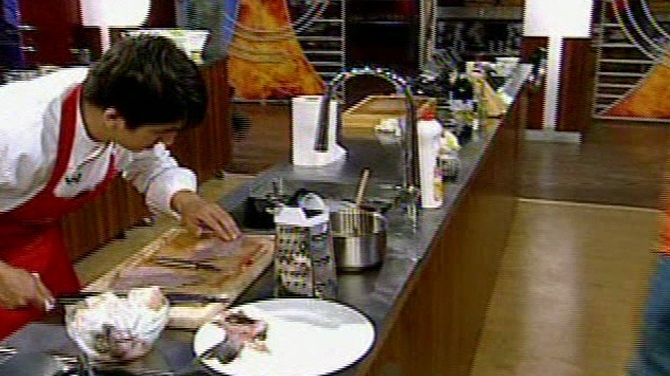 Petru, castigatorul Masterchef, s-a taiat in  finala la deget! Gatea peste pentru Andi Moisescu!