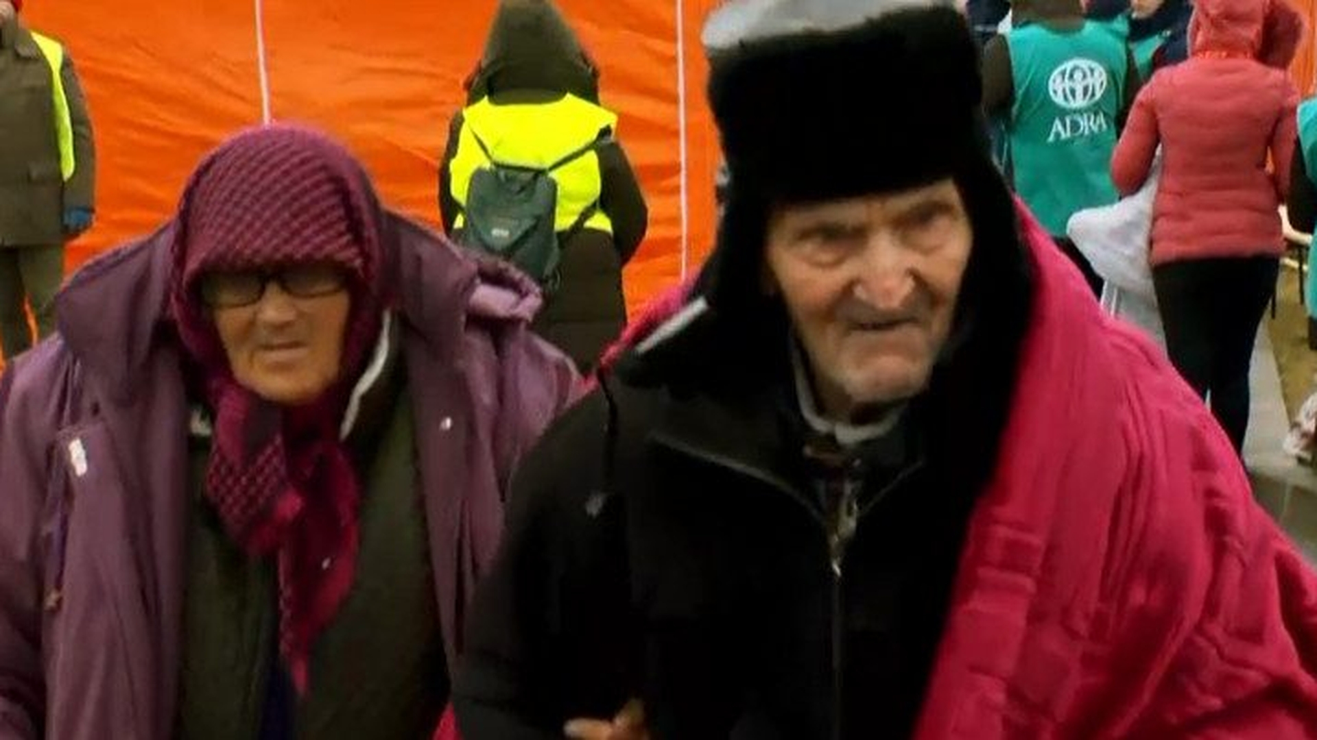 Povești cutremurătoare! Un bunic de 92 de ani și-a luat soția nevăzătoare și a fugit din calea bombardamentelor