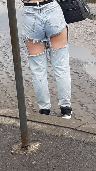 Imagini incredibile. Cum a apărut îmbrăcată o adolescentă, într-o stație de autobuz din București - Un pensionar a privit-o cu dispreț minute în șir. FOTO / Sursă: cancan