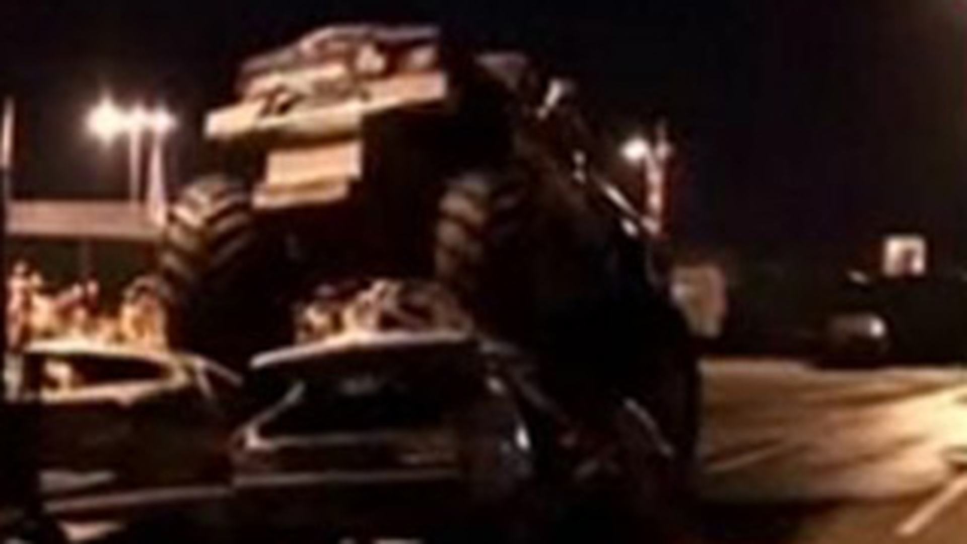 Doi giganti de 400 de cai putere au strivit zeci de Dacii la malul marii