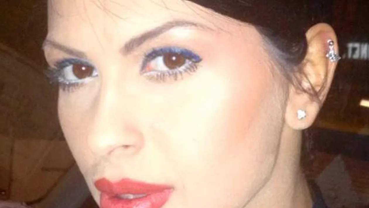 Mădălina Pamfile i-a distrus pe fotbalişti şi pe suporteri la un loc! S-a pozat fără sutien şi le-a dat motive de fantezii!