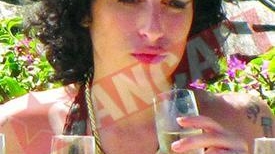 Amy cerseste bautura clientilor