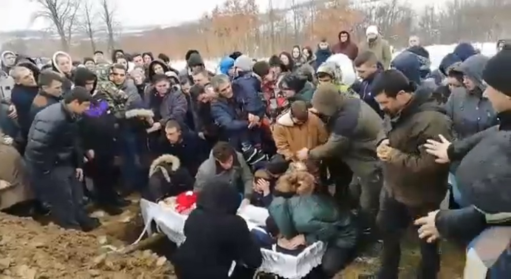 Imagini de la înmormântarea mamei din Timiș cu 18 copii! E cutremurător ce s-a întâmplat când au băgat-o pe Lidia în groapă. VIDEO