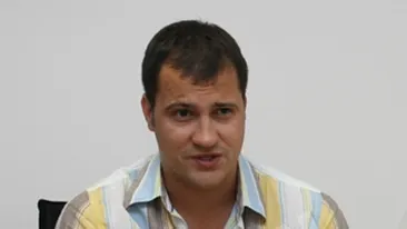 Cheleste, nu mai poate zambi, fruntea ii sta incretita, iar ochii ii sunt inconjurati de cearcane adanci! Vezi cum i-au schimonosit necazurile chipul lui Huidu in ultimul an!