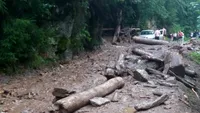 20 de turiști blocați pe Valea Cernatului, după ce drumul a fost rupt de aluviuni. Imagini apocaliptice