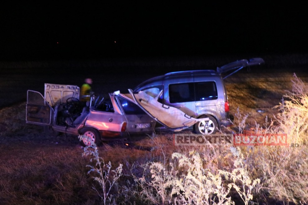 Impact frontal între o Dacie 1310 şi un VW în Buzău! Au murit pe loc: pe cine au găsit poliţiştii la volan