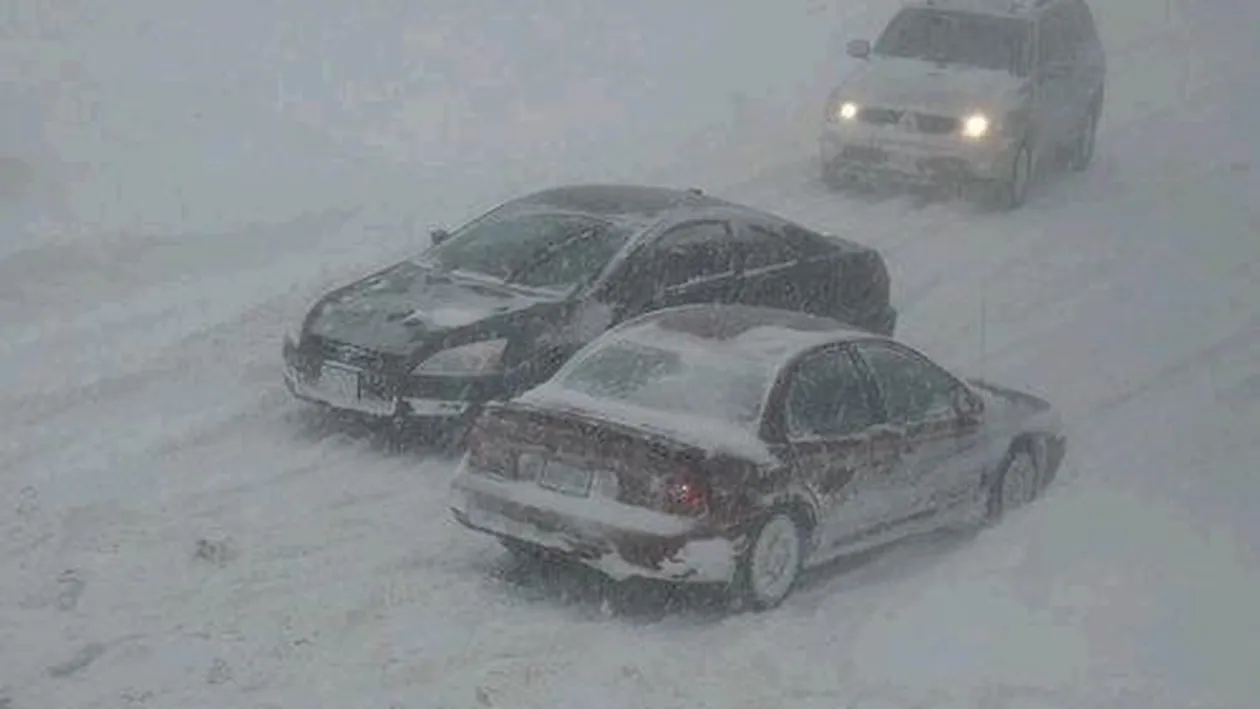 România blocată din cauza zăpezii - drumurile sunt paralizate, iar şcolile s-au închis!
