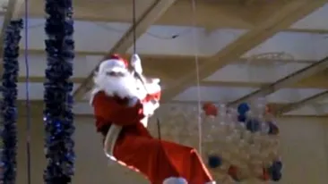 Moment penibil şi amuzant! Moş Crăciun a rămas cu barba prinsă de tavanul unui mall!