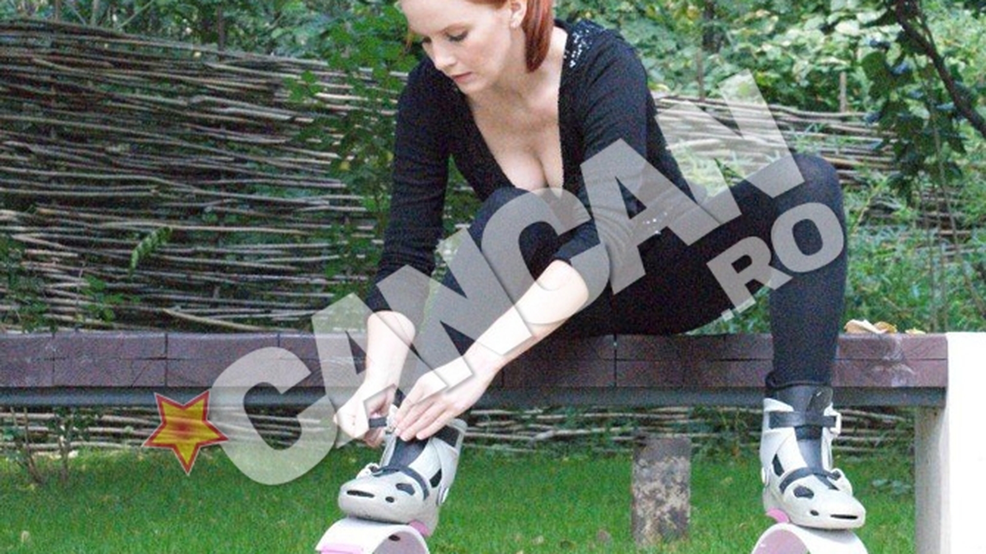 Show senzual in parc, cu prezentatoarea "Povestirilor adevarate".  "Ioana cea cuminte" s-a transformat in "sexy-Ioana"