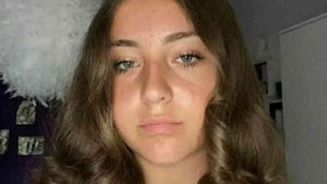 Alexandra a plecat de acasă și nu s-a mai întors! Sunați de urgență la 112, dacă vă întâlniți cu ea