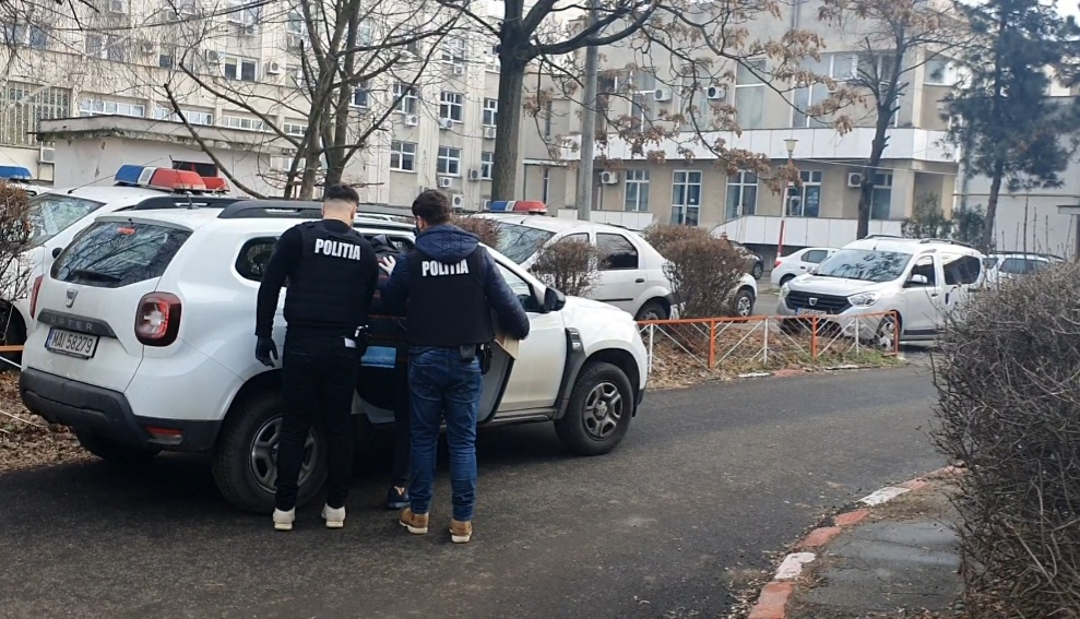 Polițiștii craioveni i-au prins pe bărbații care au furat bijuterii de 475.000 de lei: “Au avut un plan bine pus la punct” | VIDEO