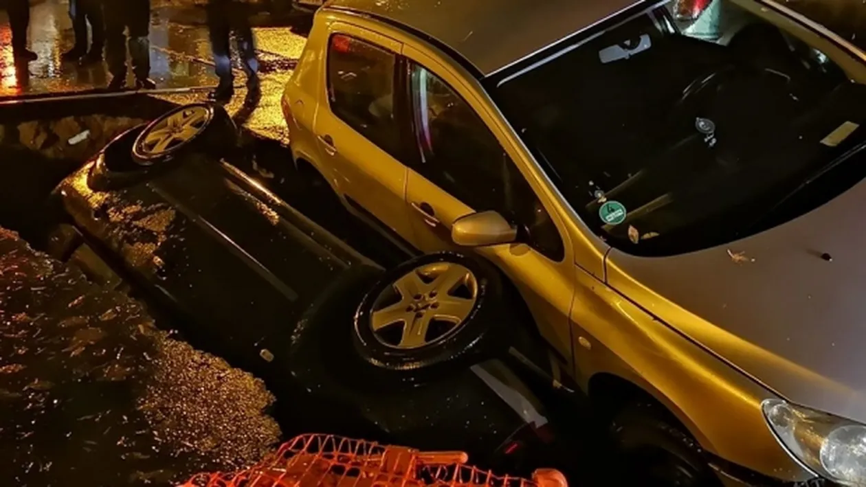 Amendă de peste 3.000 de lei pentru RADET după accidentul cu două mașini care au căzut în groapă