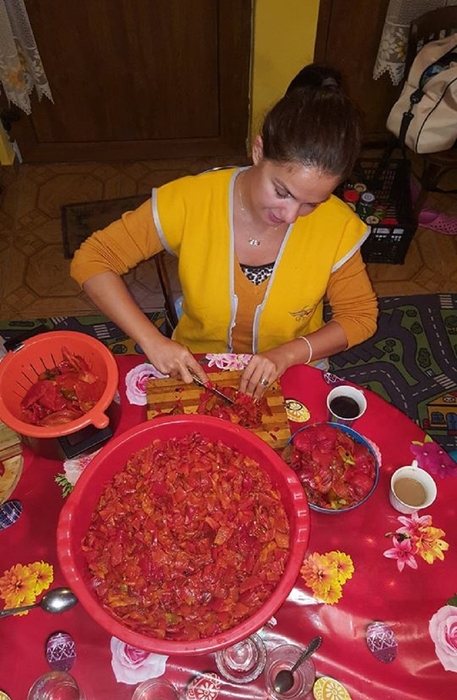 Deea Maxer le-a arătat tuturor cum şi-a cucerit soţul. A intrat în bucătărie, s-a pus pe treabă şi… Puţine femei sunt capabile să facă aşa ceva