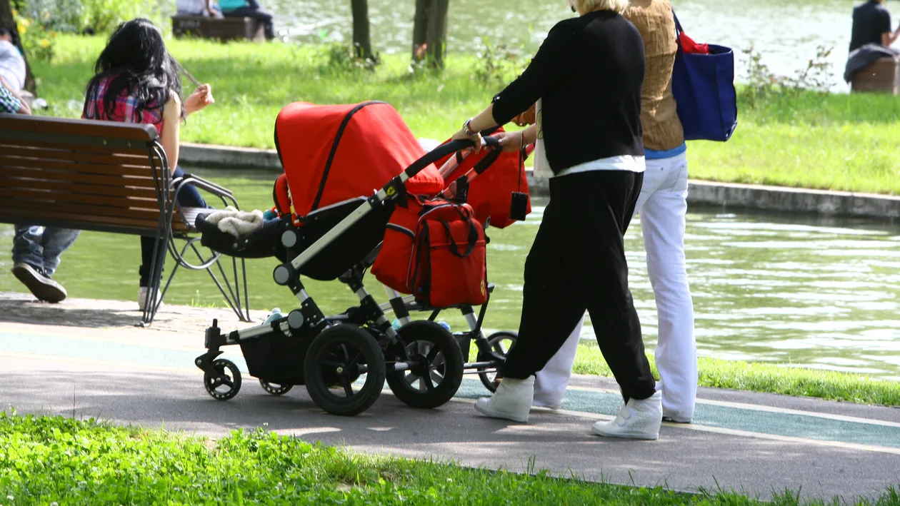 Daca n-ar impinge un carucior, n-ai crede in veci ca e mamica! Vezi cine e sexy-cantareata care a intors toate capetele in parc
