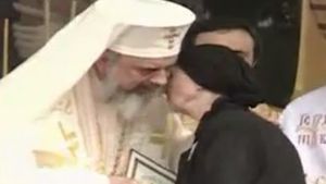 Mama lui Gigi Becali a primit o distinctie din partea Patriarhului Daniel! Femeia, aplaudata de toti cei prezenti la ceremonie