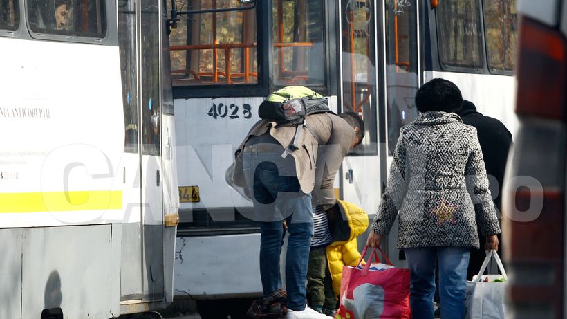 Imagini INCREDIBILE cu juratul de la ”Voce” L-am filmat pe Tudor Chirilă cu fiul său în… tramvai! În drum spre casă, vedeta PRO TV s-a oprit să discute cu un gunoier!