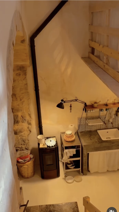 A lăsat Amsterdamul pentru o peșteră din Sicilia! Cât a plătit și cât o costă lunar viața în casa desprinsă din filme
