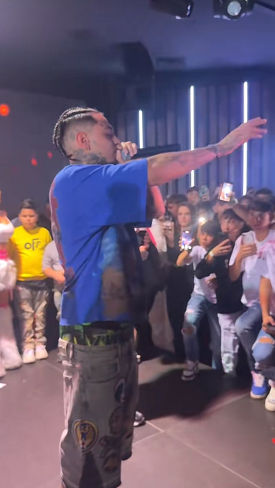 Albert NBN a fost atacat cu o furcă de demon în timpul unui concert, de Halloween. Reacția trapperului i-a uimit pe cei prezenți