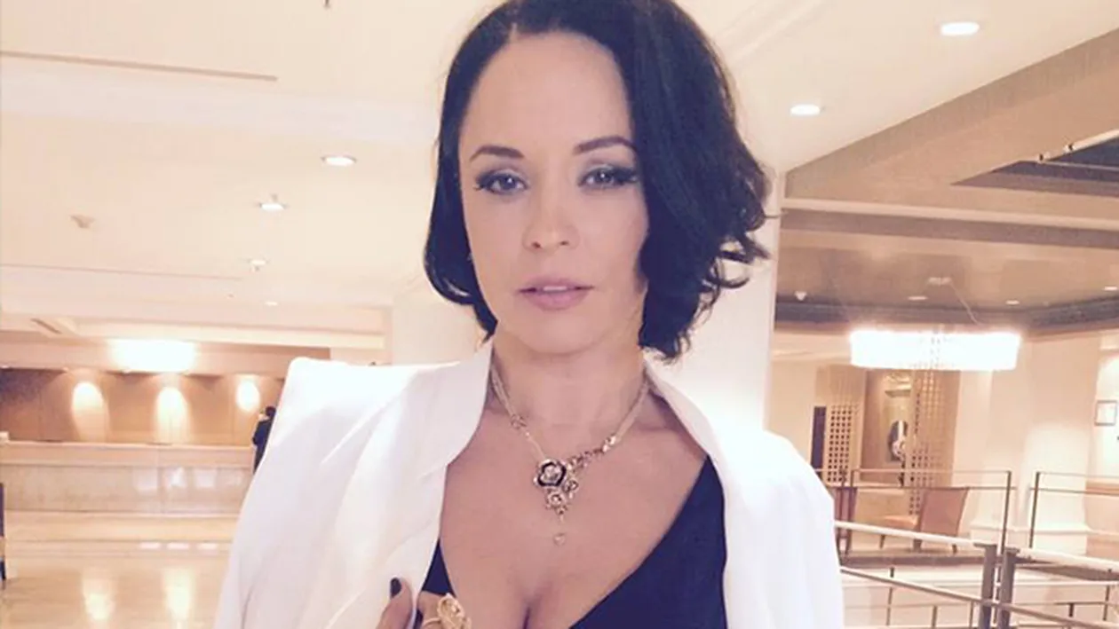 Aşa nu ai văzut-o niciodată! ANDREEA MARIN a ”scăpat” pe internet imaginile în care nu poartă sutien! I s-au văzut... 