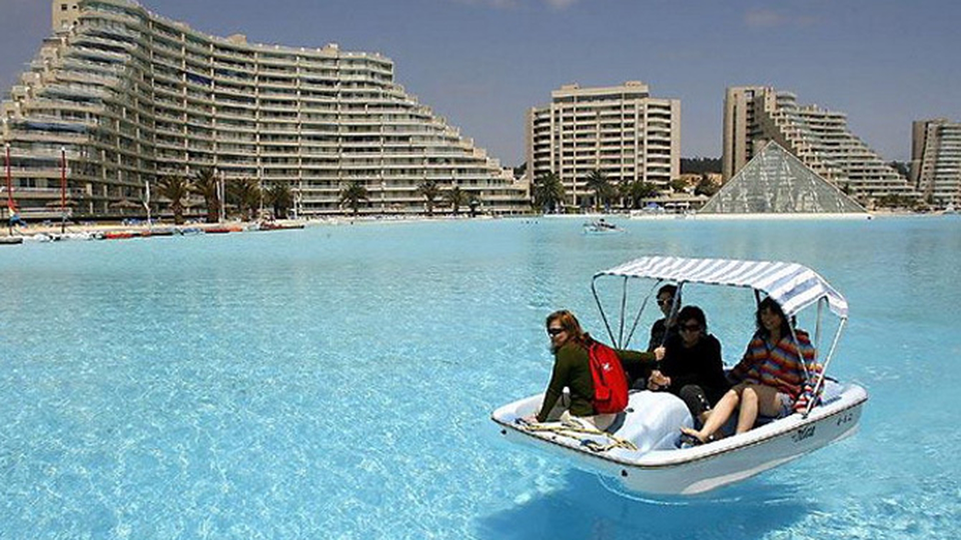 VEZI AICI cum arata cea mai mare piscina din lume