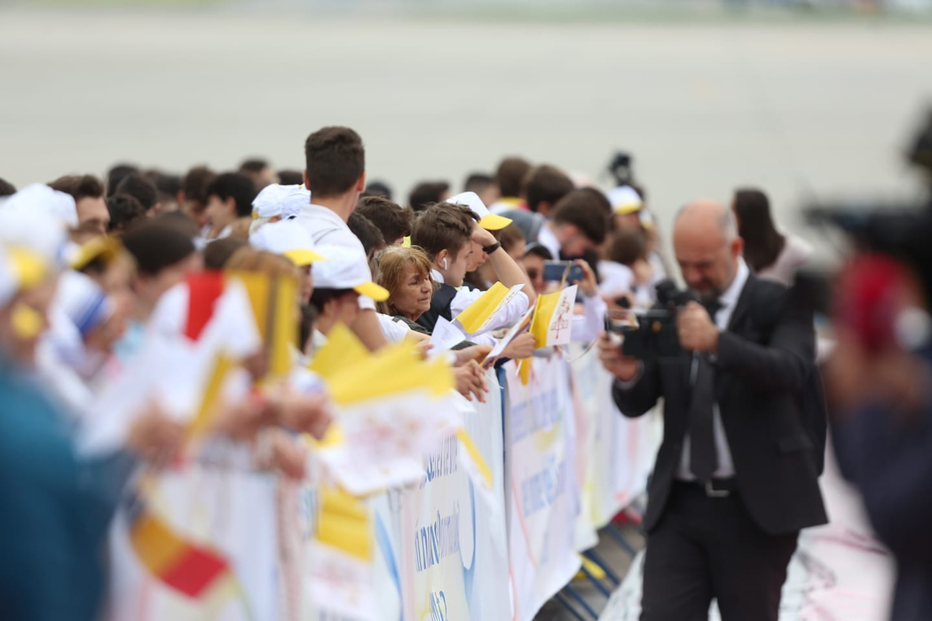 Papa Francisc a ajuns în România. Ce ținută a purtat Carmen Iohannis la aerportul Otopeni