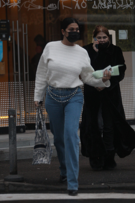 Roxana Dobre a fost însoțită de mama ei în vizita la bancă (Foto: CANCAN.RO)