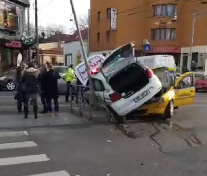 VIDEO / Accident spectaculos în Bucureşti! O maşină de poliţie s-a ciocnit violent cu un taxi, pe care l-a strivit
