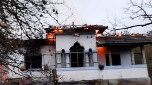 Un bărbat din Argeș și-a dat foc la casă, apoi a plecat prin sat. Vecinii au sunat la 112 când au văzut flăcările | VIDEO