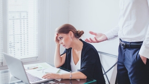 Povestea de viața a unei mame a doi copii din Marea Britanie. Motivul ireal pentru care această tânără este obligată de şef să vină doar machiată la muncă