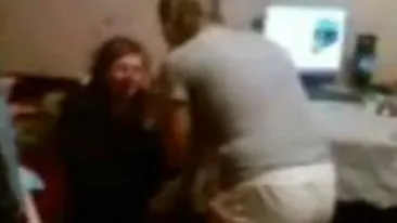 Video inimaginabil! O moldoveanca isi joaca in picioare rivala - O acuza ca a facut-o curva si a pus-o sa stea in genunchi ca sa o loveasca cu piciorul in cap