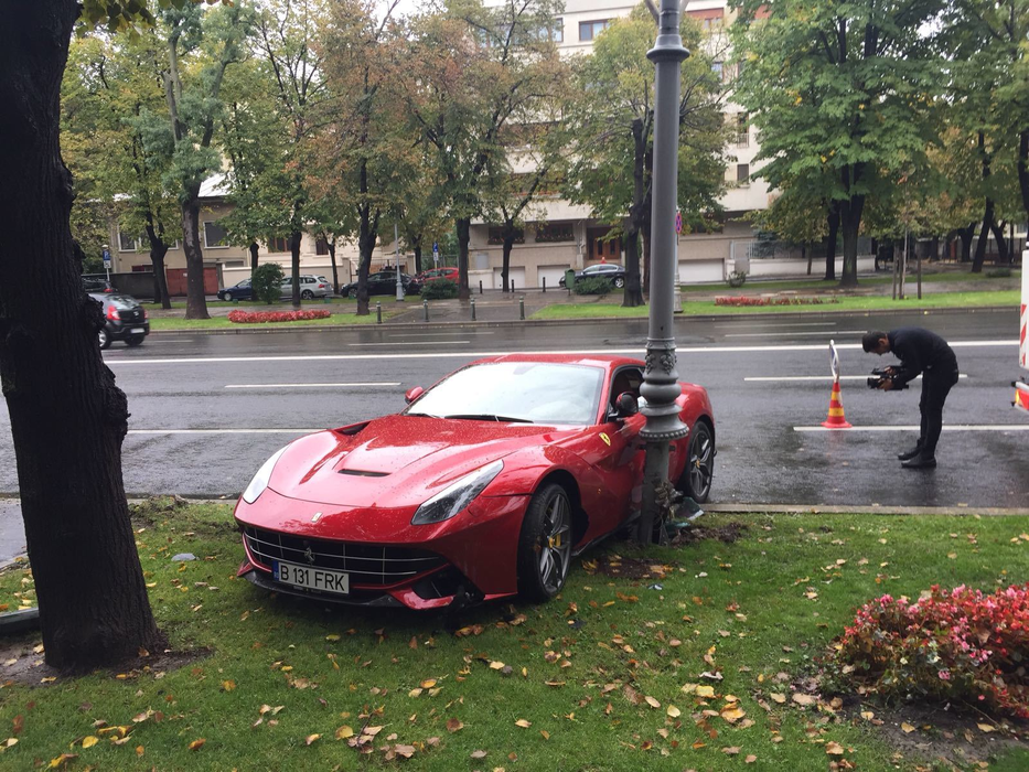 Ultima oră: accident uluitor în centrul Bucureştilor! Fostul boss milionar de la ”Asigurări” şi-a izbit de stâlp Ferrari-ul de 350 mii €!