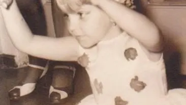 Cine crezi ca este domnisorica din imagine? A prezentat meteo si ii place la nebunie sa cante!