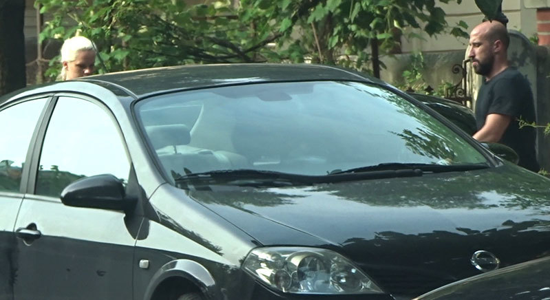 Iasmin şi Roxana se pregătesc să intre în maşină