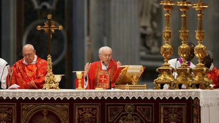 La Vatican a început conclavul pentru alegerea următorului Papă. Ce se întâmplă în interiorul Capelei Sixtine